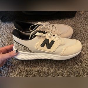 WOMENS NEW BALANCE SNEAKERS SIZE 8